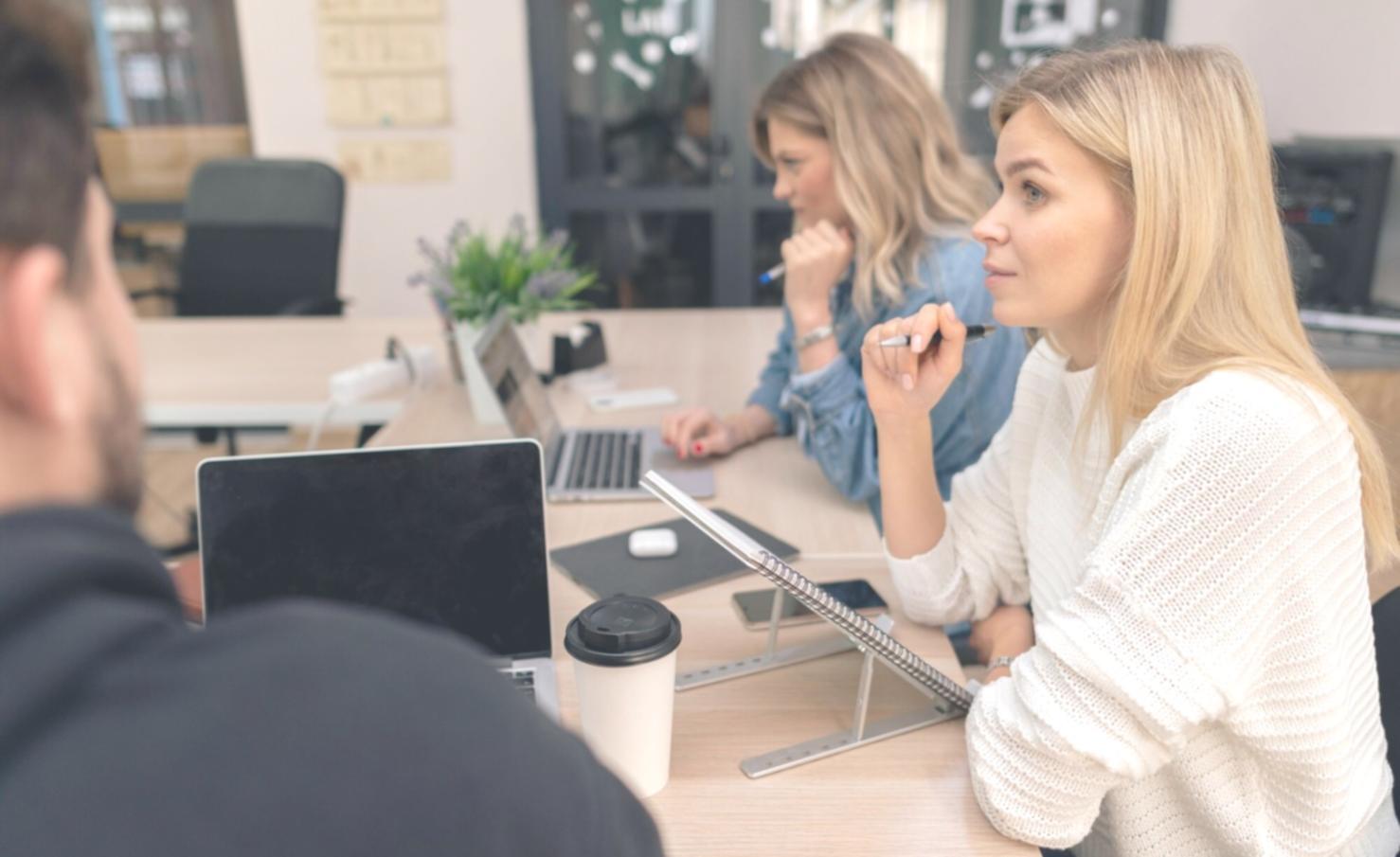 Sesión de análisis de casos reales de negociación